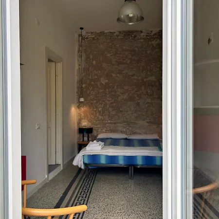 Apartment Stylish Terrace Apartment: Historic Centre Haven *