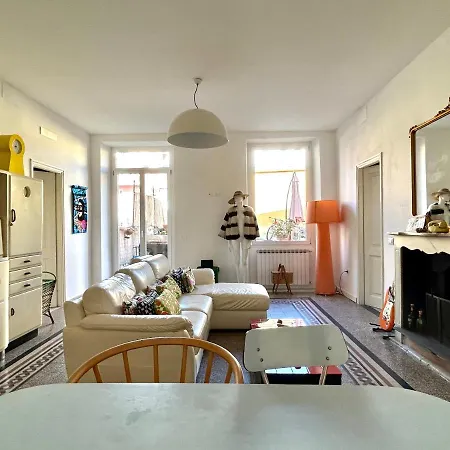 Stylish Terrace Apartment: Historic Centre Haven *