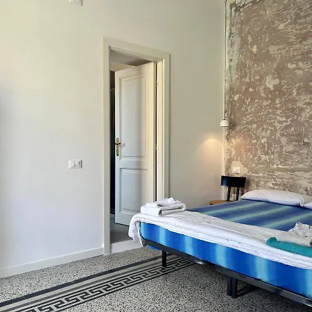 Apartment Stylish Terrace Apartment: Historic Centre Haven