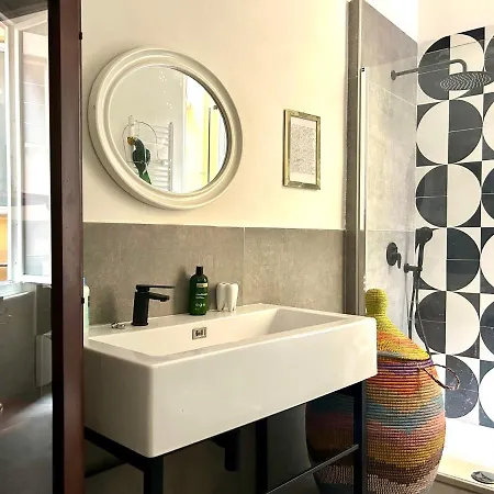 Stylish Terrace Apartment: Historic Centre Haven *