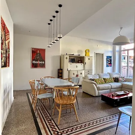 Stylish Terrace Apartment: Historic Centre Haven Apartment *