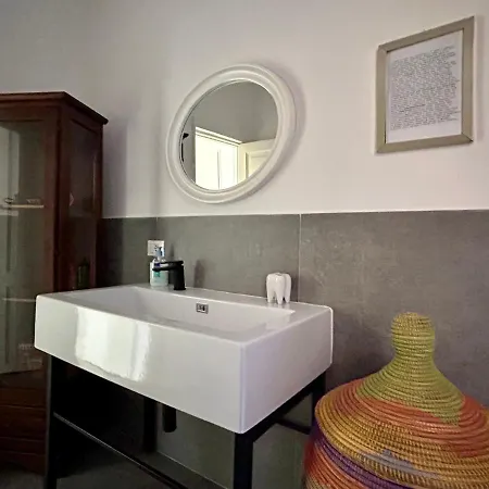Stylish Terrace Apartment: Historic Centre Haven