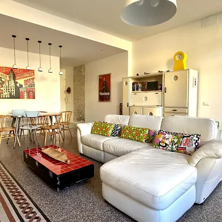 Stylish Terrace Apartment: Historic Centre Haven *