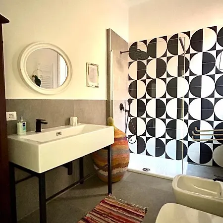 Apartment Stylish Terrace Apartment: Historic Centre Haven