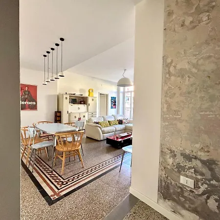 Stylish Terrace Apartment: Historic Centre Haven *