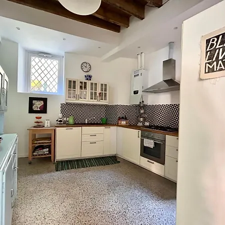 Apartment Stylish Terrace Apartment: Historic Centre Haven *