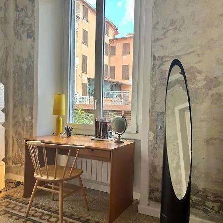 Stylish Terrace Apartment: Historic Centre Haven *